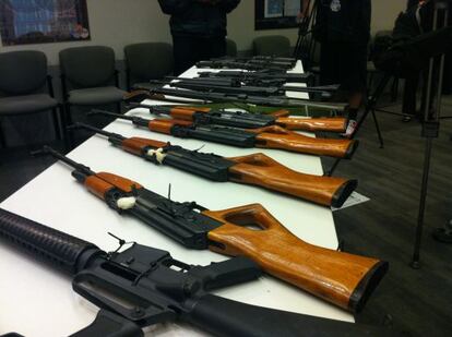 Algunos de los rifles de asalto entregados por ciudadanos a la policía de Los Ángeles a cambio de 200 dólares de supermercado.