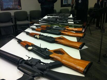 Algunos de los rifles de asalto entregados por ciudadanos a la policía de Los Ángeles a cambio de 200 dólares de supermercado.