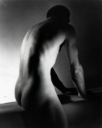 <strong>¿Pero qué hace este hombre desnudo?</strong> George Platt Lynes (EE UU, 1907-1955) fue un magnífico fotógrafo de moda y publicidad que en sus series, digamos más artísticas, se centró sobre todo en los desnudos masculinos. Su enfoque homoerótico interesó sobremanera al célebre sexólogo Alfred Kinsey, que adquirió gran parte de su obra tras el fallecimiento del artista. </p> <strong>¿Por qué es tan bueno?</strong> David Trullo destaca cómo Platt Lynes se adelantó a fenómenos muy actuales: “Una imagen icónica que hoy pasaría desapercibida porque, consciente (Robert Mapplethorpe) o inconscientemente, ha sido revisitada desde entonces innumerables veces por fotógrafos y ahora por 'instagramers'. Esa mezcla de clasicismo y carga sexual es todavía seña de identidad de la fotografía homoerótica”. </p>