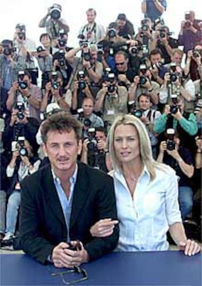 Sean Penn y su esposa, la actriz Robin Wright, ayer en Cannes.