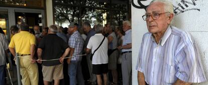 Un pensionista, en la puerta de un banco.