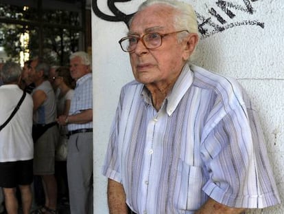 Un pensionista, en la puerta de un banco.