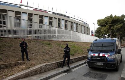 Dispositivo de seguridad en los alrededores del Camp Nou, este miércoles.