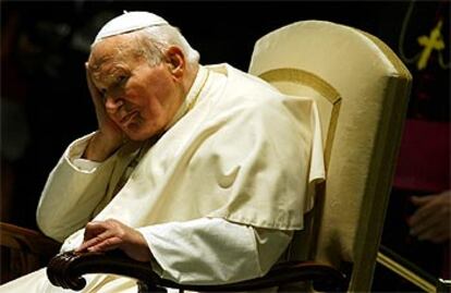 Juan Pablo II, durante la audiencia especial celebrada ayer en el Vaticano.