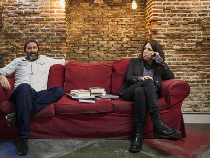 Los historietistas Jorge González y Rutu Modan comparten sofá en Generación X, una tienda de cómics en el centro de Madrid. 