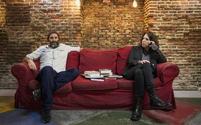 Los historietistas Jorge González y Rutu Modan comparten sofá en Generación X, una tienda de cómics en el centro de Madrid. 