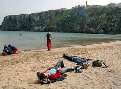 La playa Quemado de Alhucemas (Al Hoceima) conserva su nombre del tiempo colonial. Al fondo, el farallón con forma de herradura que acoge el casco antiguo.