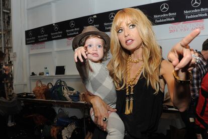 Rachel Zoe le enseñó a su hijo Skyler todos los detalles del backstage de su propia marca antes del desfile.