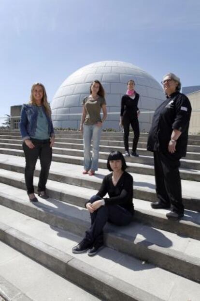 De izquierda a derecha. Y de atrás a adelante: Marta Fernández, Beatriz Jiménez, María José Monterrubio. Y en primer plano: Ana Losada y Carmen Delgado.