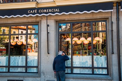 Un hombre mira el interior del madrileño Café Comercial, antes de su reapertura en 2017.