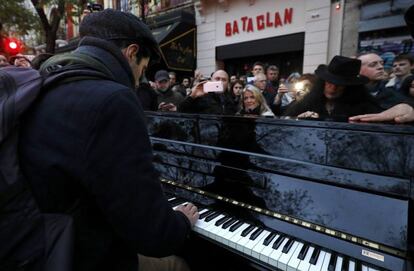 Un hombre toca el piano frente a la sala Bataclan, donde 90 personas fueron asesinadas mientras disfrutaban de un concierto de rock .