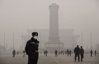 El Ministerio de Medioambiente publicó ayer que China ha cumplido con sus objetivos de reducción de contaminación en los últimos cinco años. En la imagen, un policía en la plaza de Tiananmen.