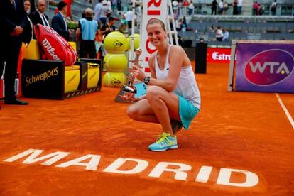 Kvitova posa con el trofeo de campeona