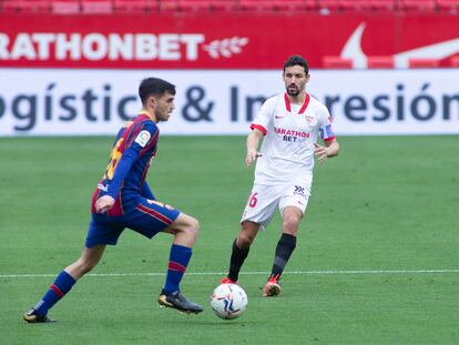 Pedri controla el balón este sábado en el Sánchez Pizjuán ante Jesús Navas.