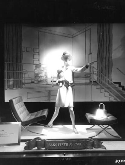 Escaparate de los almacenes Saks, en la Quinta Avenida de Nueva York, con las icónicas sillas Barcelona de Mies van der Rohe, a quien Florence Knoll convenció para que le cediera los derechos de producción. |