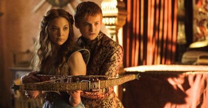 Natalie Dormer y Jack Gleeson, en una escena de la serie 'Juego de tronos'.