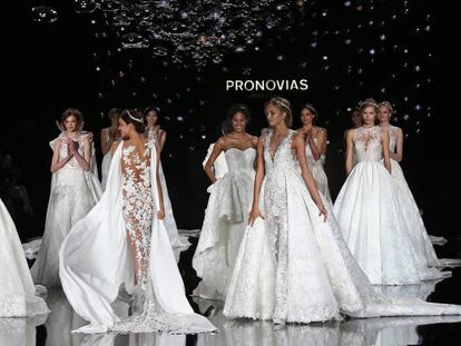 Irina Shayk, en el centro, en el desfile de Pronovias, durante el Barcelona Bridal Fashion Week, en abril del 2016.