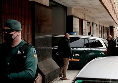 Un coche de la Guardia Civil ha conducido al detenido este miércoles hasta el juzgado de Sueca (Valencia).