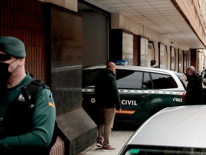 Un coche de la Guardia Civil ha conducido al detenido este miércoles hasta el juzgado de Sueca (Valencia).