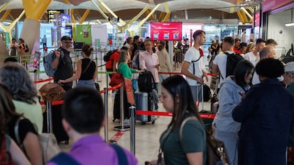 Viajeros en el aeropuerto de Barajas en junio pasado.