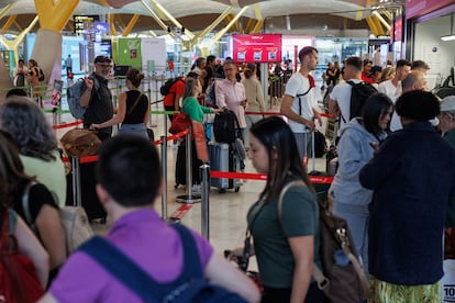 Viajeros en los filtros de seguridad de la terminal 4 del aeropuerto de Madrid Barajas.