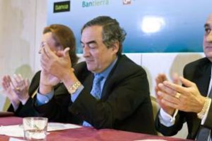 El presidente de la Confederación Española de Organizaciones Empresariales (CEOE), Juan Rosell, antes de impartir una conferencia con motivo de la celebración del 35 aniversario de la Confederación de Empresarios de Huesca (CEOS CEPYME), hoy en Huesca.
