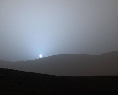 Imagem de um pôr-do-sol a partir da cratera Gale feita pela ‘Curiosity’.