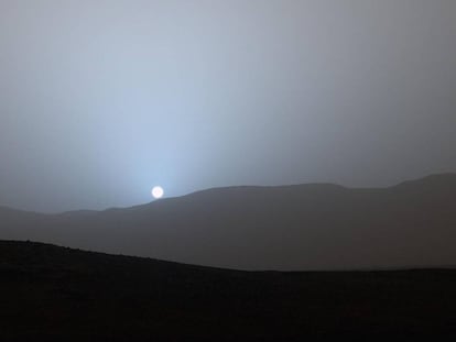 Imagem de um pôr-do-sol a partir da cratera Gale feita pela ‘Curiosity’.