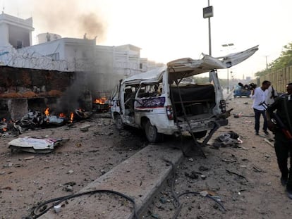 Una camioneta arde, en el lugar de una explosión en Mogadiscio (Somalia).