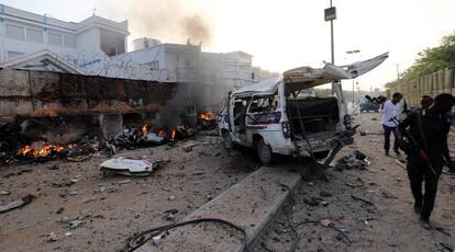Una camioneta arde, en el lugar de una explosión en Mogadiscio (Somalia).