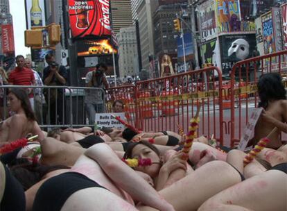 Integrantes de la organización PETA se manifiestan desnudos contra los Sanfermines en Times Square, en Manhattan.