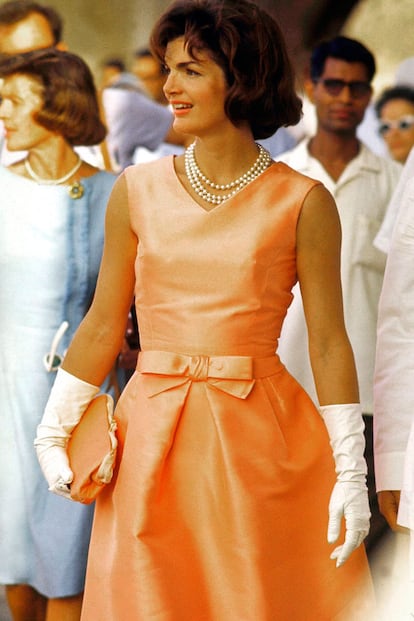 Poco queda ya por añadir sobre el impecable estilo de Jacqueline Kennedy. Dio nombre a una forma de vestir: estilo Jackie, y aún hoy sigue formando parte de las listas de las mejor vestidas.