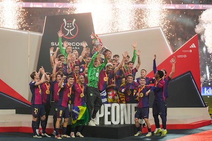 Los jugadores del FC Barcelona con el trofeo de la Supercopa de España.