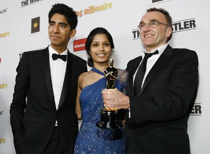 Dev Patel, el protagonista de la triunfadora absoluta de los Oscar de este año, <i>Slumdog Millionaire</i>, hará la historia de la película un poco más real. Y es que el filme va de un joven chabolista que gana el concurso televisivo <i>¿Quién quiere ser millonario?</i> y el actor londinense, de 18 años, participará en la versión británica del programa junto a Danny Boyle, el director, para recaudar dinero para los niños desvalidos. Su coprotagonista, la bella Freida Pinto, aparecerá también en el programa, pero a través del teléfono, como el comodín de la llamada, tal como lo hace en la cinta.