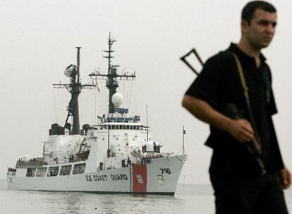 Un vigilante georgiano patrulla en el puerto de Batumi ante la llegada del buque guardacostas estadounidense <i>Dallas.</i>