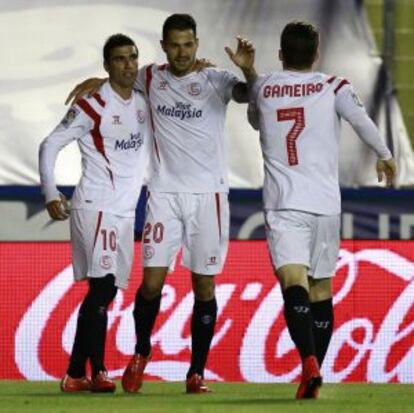 Vitolo celebra un gol con Reyes y Gameiro.