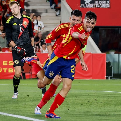 PALMA DE MALLORCA, 08/06/2024.- El centrocampista de la selección española Pedri (c) celebra tras marcar el 3-1, durante el partido amistoso de fútbol ante Irlanda del Norte disputado este sábado en el estadio de Son Moix. EFE/Cati Cladera