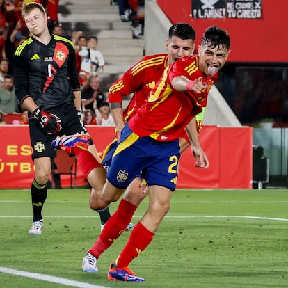 PALMA DE MALLORCA, 08/06/2024.- El centrocampista de la selección española Pedri (c) celebra tras marcar el 3-1, durante el partido amistoso de fútbol ante Irlanda del Norte disputado este sábado en el estadio de Son Moix. EFE/Cati Cladera
