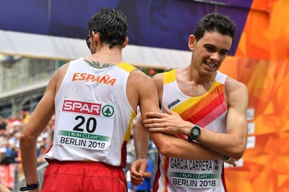 Álvaro Martín, de espaldas, y Diego García Carrera se felicitan después de la prueba.
