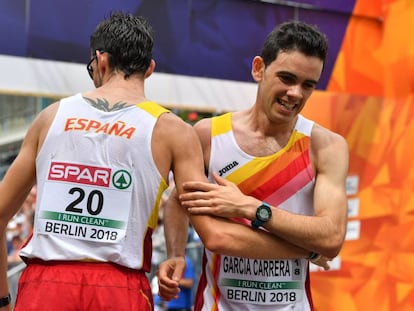 Álvaro Martín, de espaldas, y Diego García Carrera se felicitan después de la prueba.