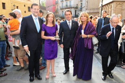 Mariano Rajoy y Artur Mas, con sus esposas, en una boda celebrada en Barcelona el sábado.