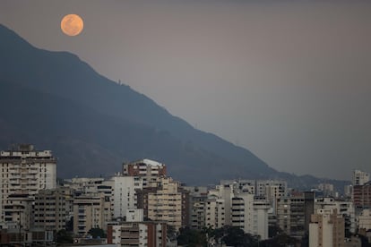 La luna llena sobre la ciudad de Caracas (Venezuela).