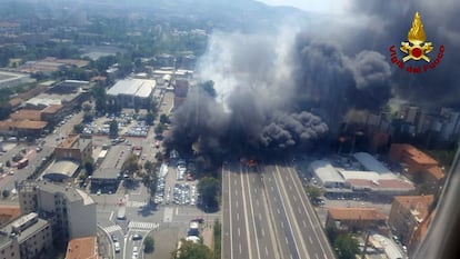 Vista aérea de la explosión causada por un camión cisterna en una autopista cercana al aeropuerto de la ciudad italiana de Bolonia. 