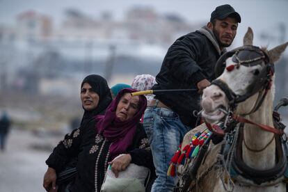Una familia de palestinos huye de Jan Yunis, este lunes. 
