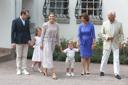 Carlos Gustavo y Silvia de Suecia con la heredera de la corona, la princesa Victoria, su esposo, el príncipe Daniel y sus dos hijos Estela y Óscar, en julio de 2018.