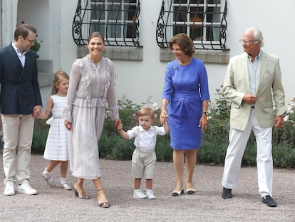 Carlos Gustavo y Silvia de Suecia con la heredera de la corona, la princesa Victoria, su esposo, el príncipe Daniel y sus dos hijos Estela y Óscar, en julio de 2018.