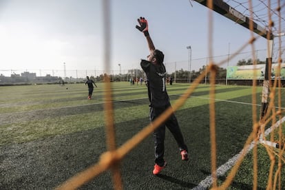 O goleiro do time "As muletas" perdeu um dos braços como consequência de um ataque israelense.