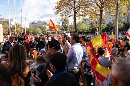 Unas 100 personas se concentraban contra la amnistía en Girona, este domingo.