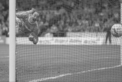 Grobbelaar, durante un partido con el Liverpool frente al Nottingham Forest.