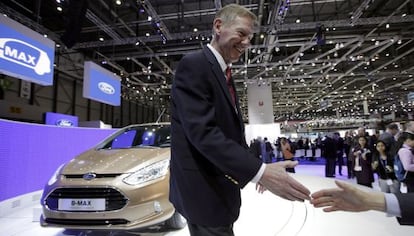 Alan Mulally, en el expositor de Ford en Ginebra.